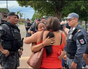 Emocionada, diretora de creche invadida por bandido agradece o Bope por resgate de colega