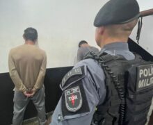 Dupla usa revólver falso para assaltar posto de gasolina