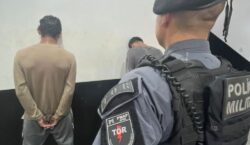 Dupla usa revólver falso para assaltar posto de gasolina