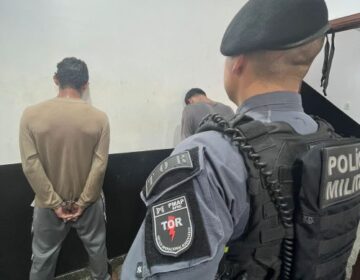 Dupla usa revólver falso para assaltar posto de gasolina