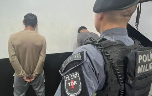 Dupla usa revólver falso para assaltar posto de gasolina