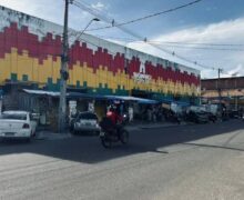 Comerciantes ocupam ruas após interdição suspeita no Shopping Popular