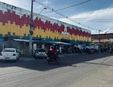 Comerciantes ocupam ruas após interdição suspeita no Shopping Popular