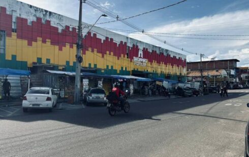 Comerciantes ocupam ruas após interdição suspeita no Shopping Popular