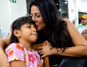 Cantora se oferece para batizar menina autista após relato de preconceito