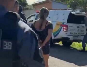 Mulher de 42 anos que vendia maconha na frente de casa é presa