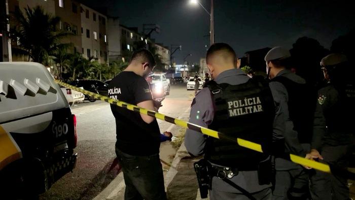 Homem com tatuagem de palhaço é morto com golpe de tampa de bueiro em residencial