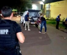 Jovem sem uma das pernas tenta escapar de atiradores, mas é executado na rua