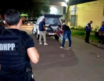 Jovem sem uma das pernas tenta escapar de atiradores, mas é executado na rua