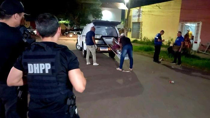Jovem sem uma das pernas tenta escapar de atiradores, mas é executado na rua