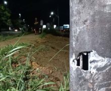 Violência da batida abre buraco em poste e mata motociclista de 26 anos