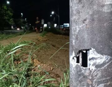 Violência da batida abre buraco em poste e mata motociclista de 26 anos