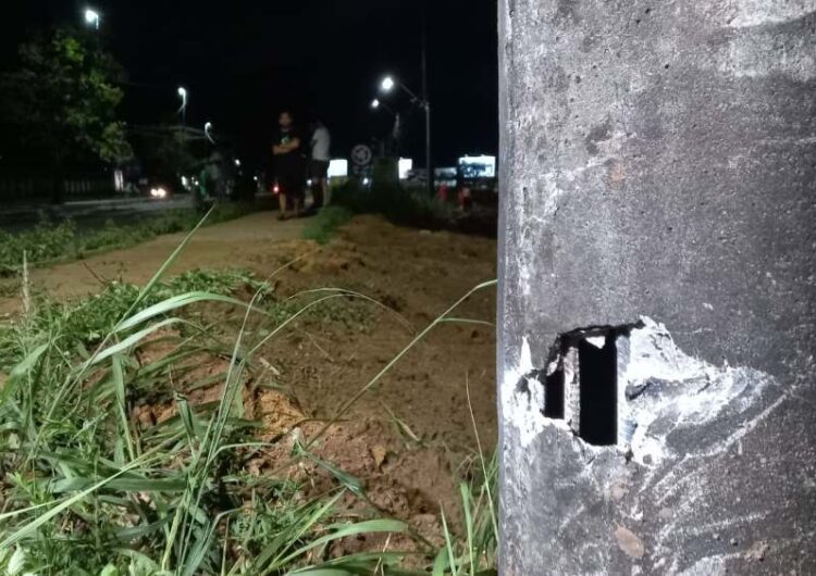 Violência da batida abre buraco em poste e mata motociclista de 26 anos