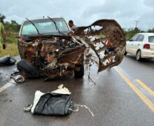 Colisão frontal entre caminhão de lixo e Hilux deixa feridos na BR-156