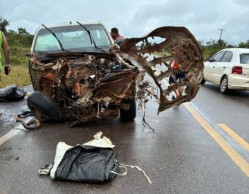 Colisão frontal entre caminhão de lixo e Hilux deixa feridos na BR-156