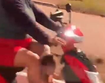 Bebê é flagrado sem proteção em moto elétrica e vídeo gera revolta em Santana