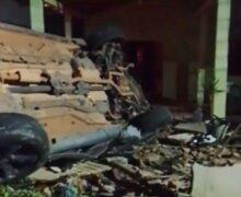Motorista perde controle de caminhonete, capota e derruba muro de residência