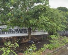 Prédio do Ministério da Saúde segue em ruínas e acumula sujeira ao lado da Escola AVT