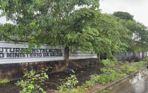 Prédio do Ministério da Saúde segue em ruínas e acumula sujeira ao lado da Escola AVT