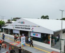 Clécio entrega 1ª feira com alojamento climatizado e banheiros para trabalhadores