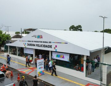 Clécio entrega 1ª feira com alojamento climatizado e banheiros para trabalhadores