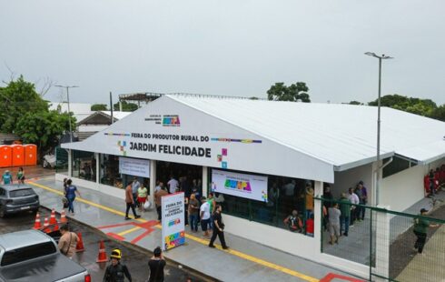 Clécio entrega 1ª feira com alojamento climatizado e banheiros para trabalhadores