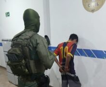 Foragido com mais de 20 ocorrências policiais é preso com objetos após assalto em residência