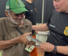 Idoso chora após polícia recuperar celular pago em 10 parcelas