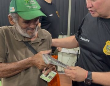 Idoso chora após polícia recuperar celular pago em 10 parcelas