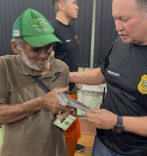 Idoso chora após polícia recuperar celular pago em 10 parcelas