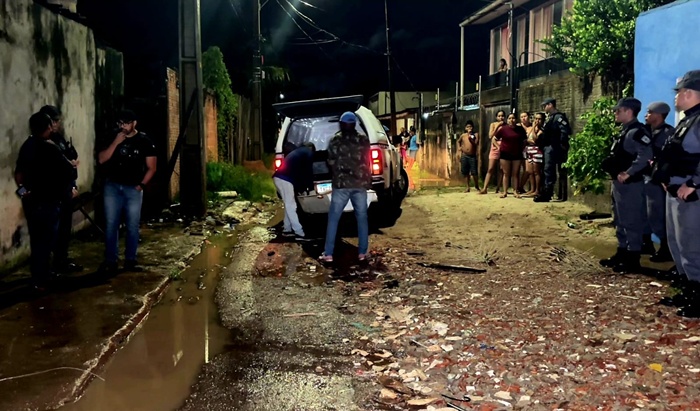 Investigado por homicídio é morto a tiros no meio da rua