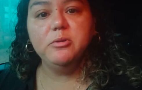 Mãe de menino autista abusado pelo tio policial registra BO após sofrer ameaças e ofensas
