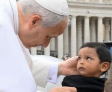Após tentativas frustradas de gravidez, casal tem filho abençoado pelo Papa
