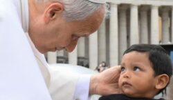 Após tentativas frustradas de gravidez, casal tem filho abençoado pelo Papa