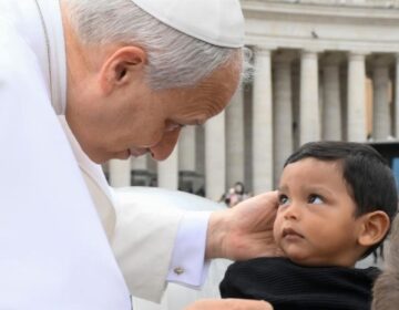 Após tentativas frustradas de gravidez, casal tem filho abençoado pelo Papa