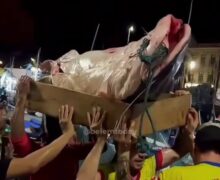 5 homens se juntam para transportar peixe com 180 quilos