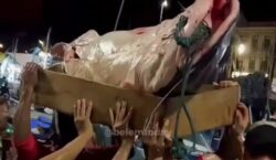5 homens se juntam para transportar peixe com 180 quilos