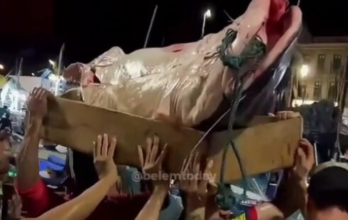 5 homens se juntam para transportar peixe com 180 quilos