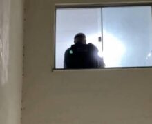 Atiradores invadem apartamento e matam homem na frente das filhas