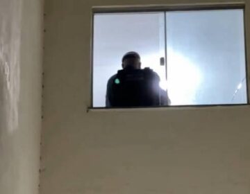 Atiradores invadem apartamento e matam homem na frente das filhas