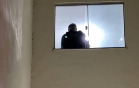 Atiradores invadem apartamento e matam homem na frente das filhas