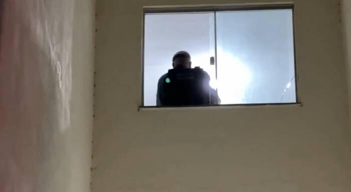 Atiradores invadem apartamento e matam homem na frente das filhas