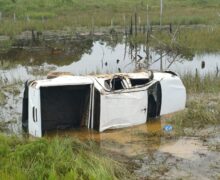 Motorista perde controle em curva e veículo capota em Tartarugalzinho