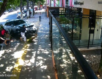 Carro invade condomínio e mulheres escapam de tragédia no último segundo
