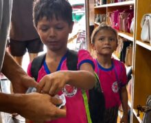 Com apenas R$ 7, irmãos tentam comprar bolsa para a mãe e têm uma surpresa