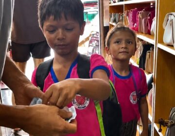Com apenas R$ 7, irmãos tentam comprar bolsa para a mãe e têm uma surpresa