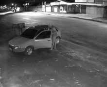 Ladrão furta carro em menos de 1 minuto; comparsa que guardava veículos é preso