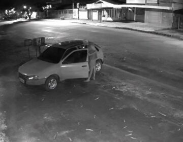 Ladrão furta carro em menos de 1 minuto; comparsa que guardava veículos é preso