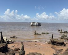 Embarcação misteriosa aparece naufragada em frente a Macapá