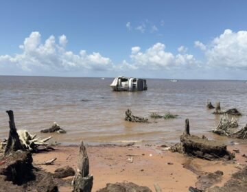 Embarcação misteriosa aparece naufragada em frente a Macapá